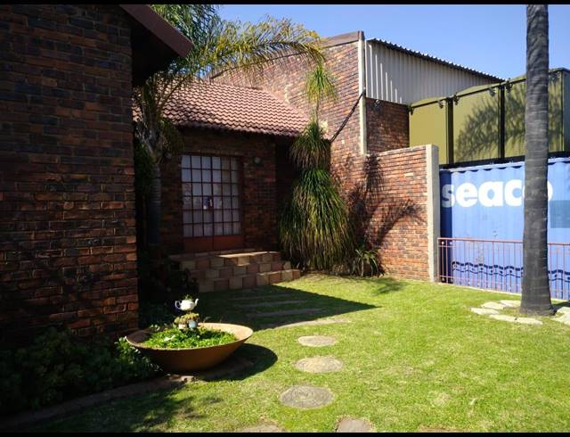 126M² BUSINESS TO LET IN HALFWAY HOUSE